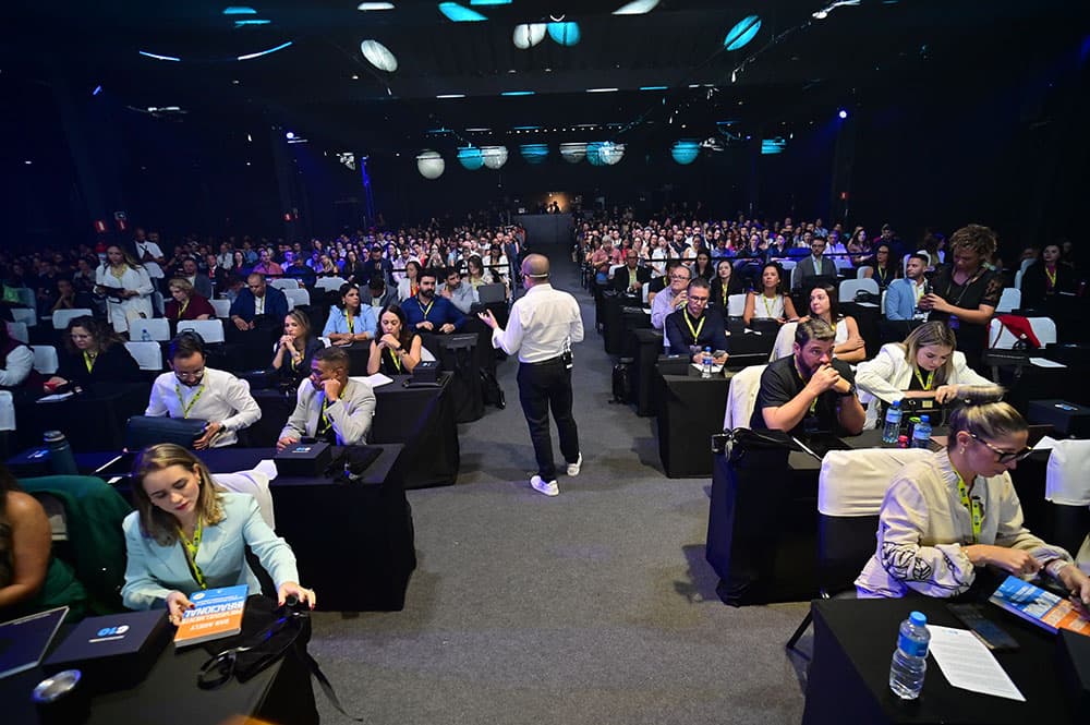 Advogados reunidos em um evento da Rede Aliança 10x, acompanhando uma apresentação